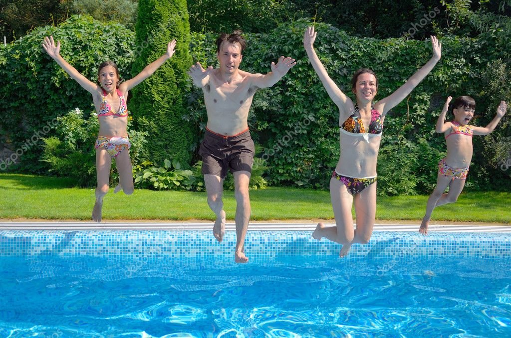familia disfrutando de piscina sobre suelo
