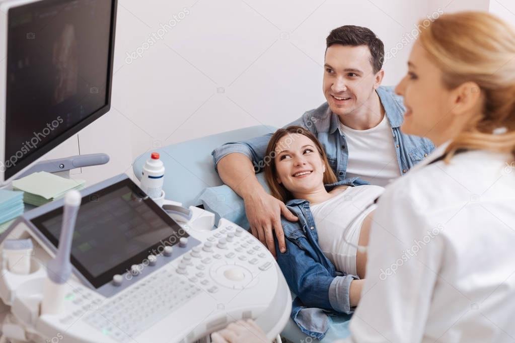 familia disfrutando de una consulta medica juntos