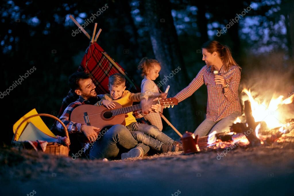 familia disfrutando de una fogata al aire libre