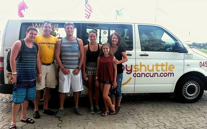 familia feliz abordando un shuttle en cancun