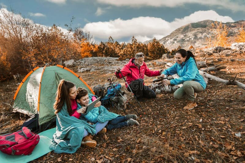 familia feliz acampando en un bosque