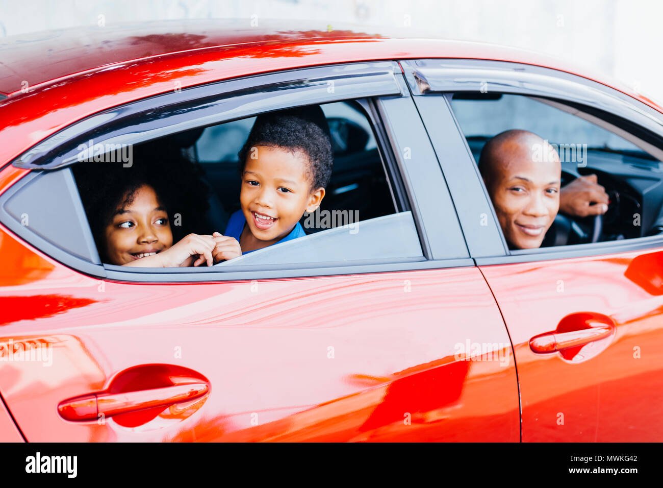 familia feliz conduciendo un auto en miami