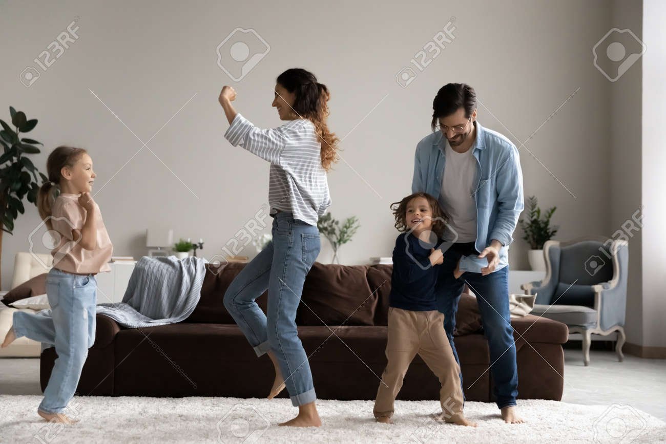 familia feliz disfrutando de actividades juntos