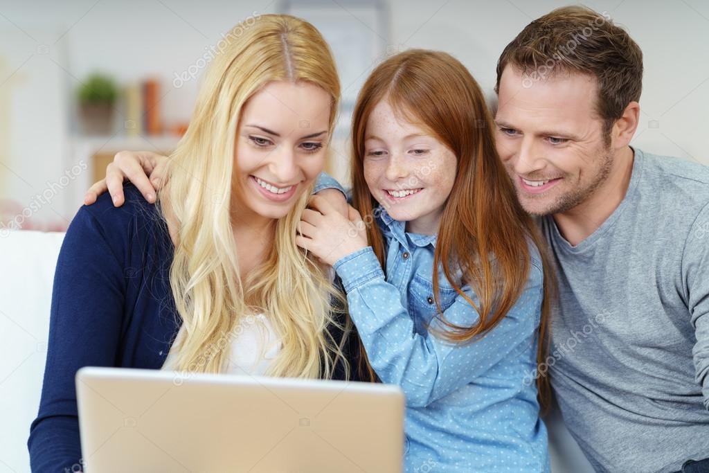 familia feliz disfrutando de internet en casa