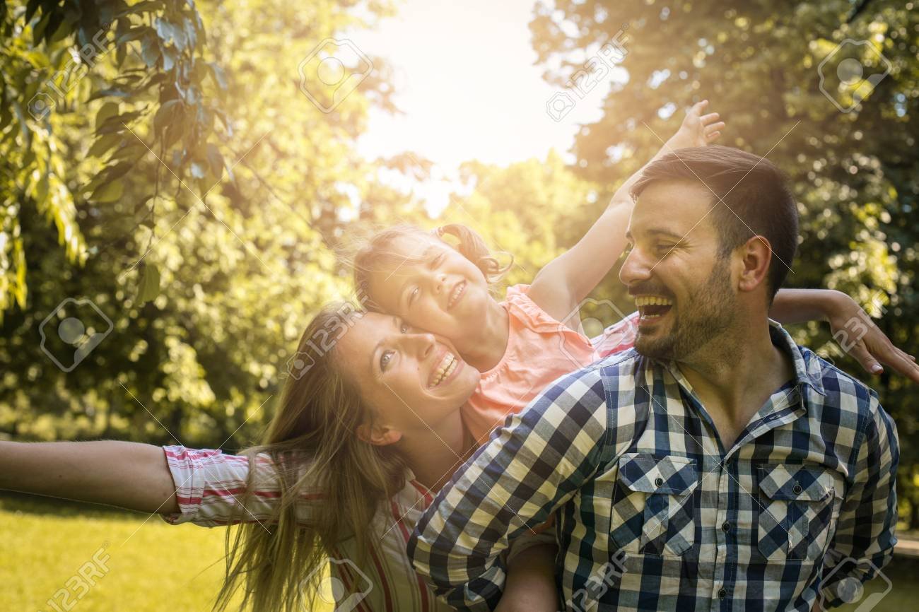 familia feliz disfrutando de la naturaleza