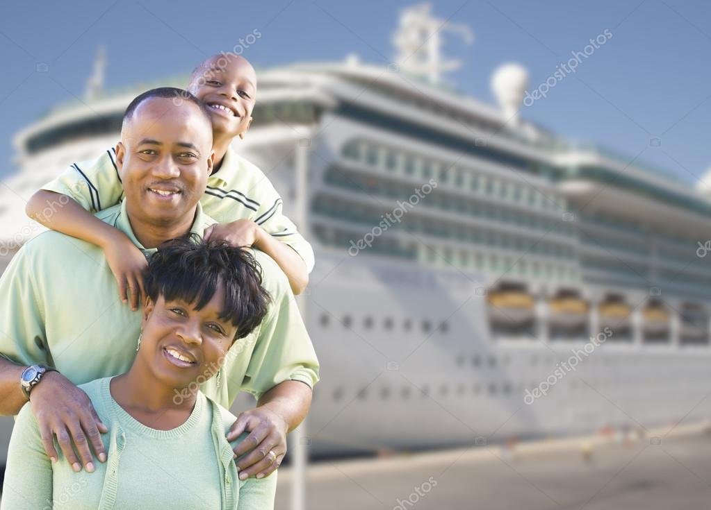 familia feliz disfrutando de un crucero