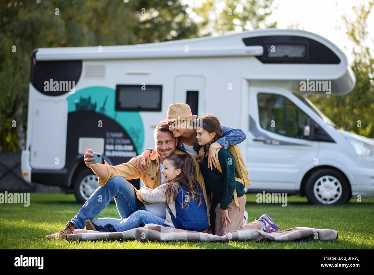 familia feliz disfrutando de un viaje en caravana