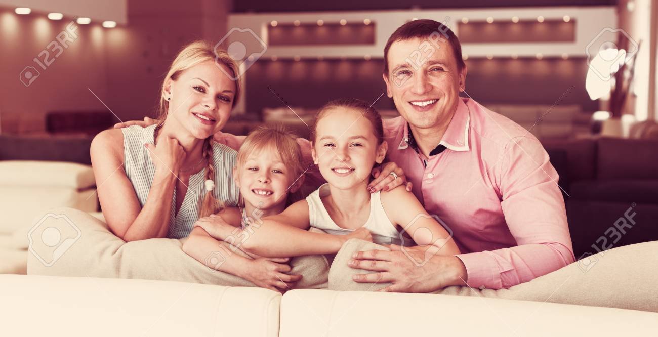 familia feliz eligiendo muebles en tienda