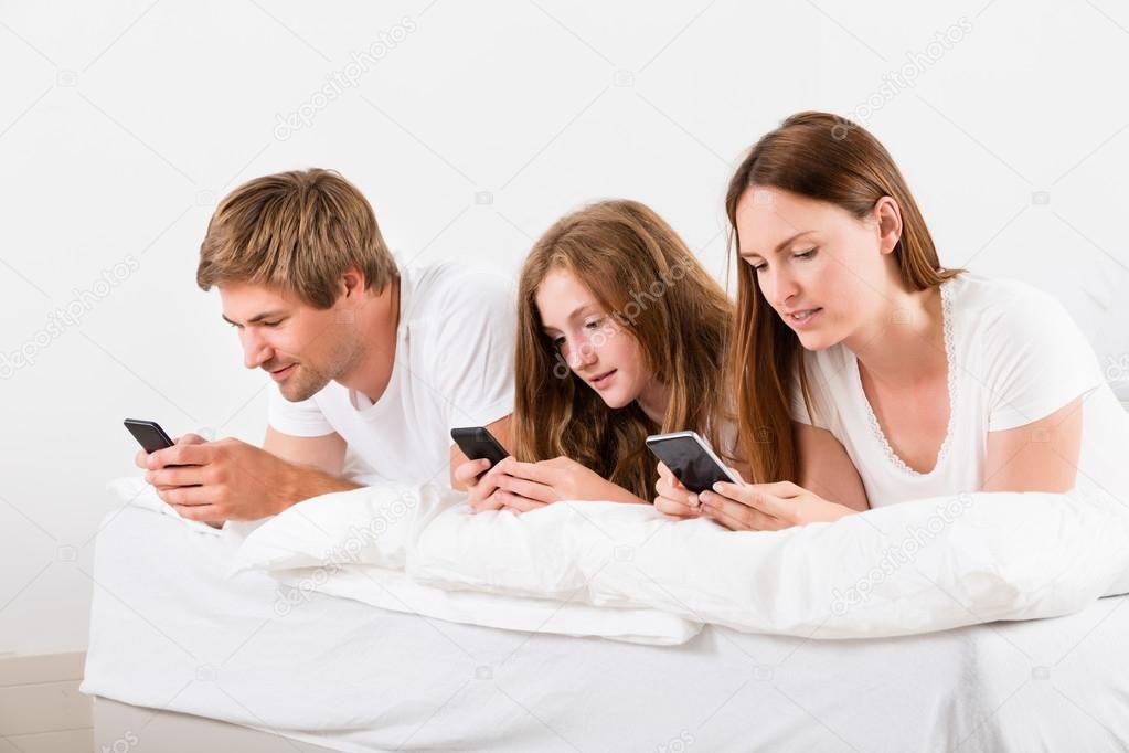 familia feliz eligiendo nuevos telefonos juntos