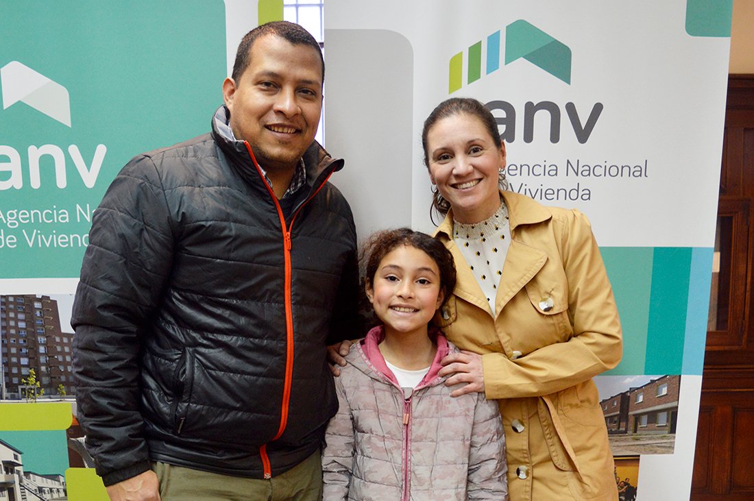 familia feliz pagando el alquiler online