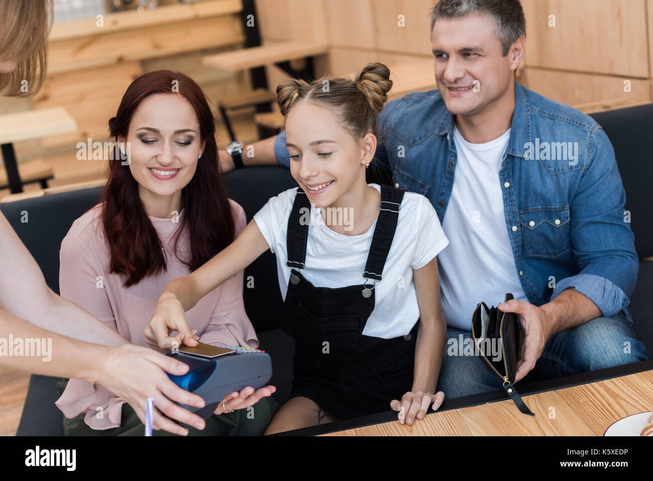 familia feliz pagando sus cuentas online