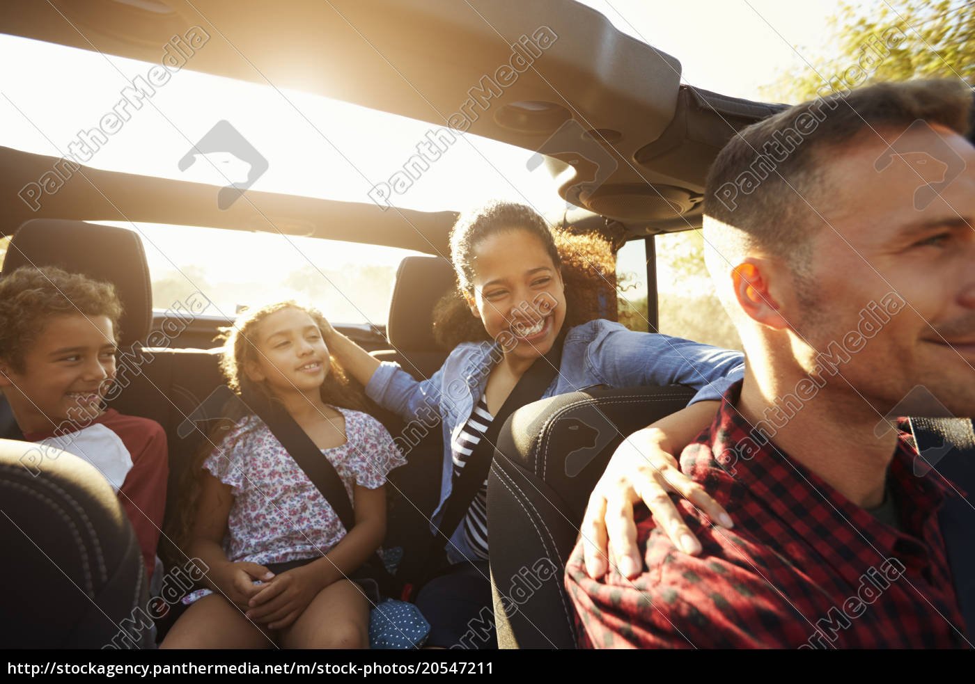 familia feliz protegida durante un viaje