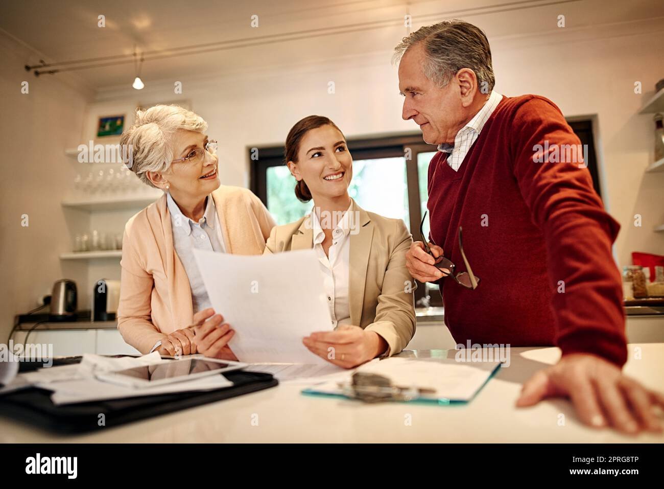 familia feliz recibiendo asesoramiento financiero personalizado