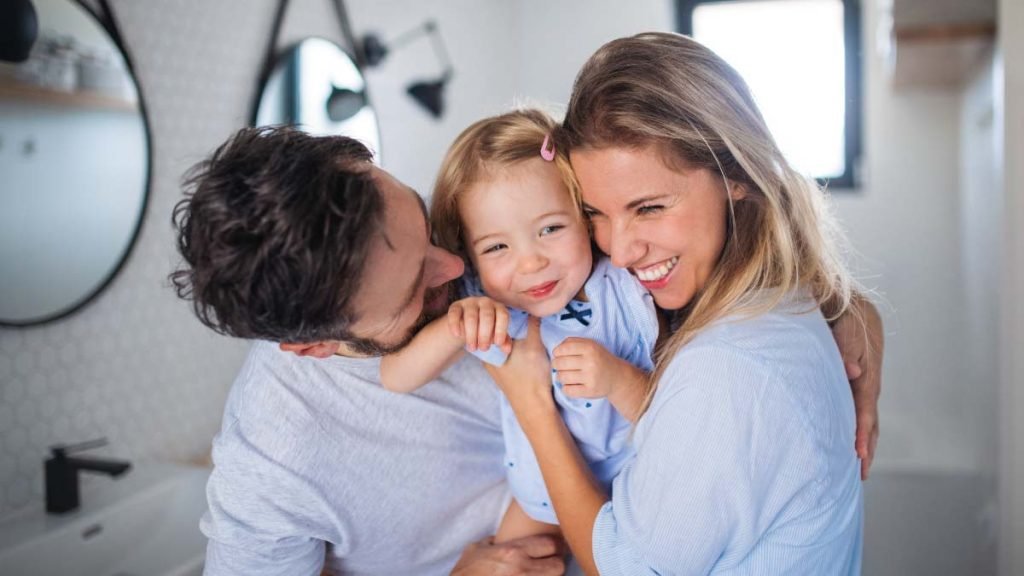 familia feliz recibiendo asesoria legal