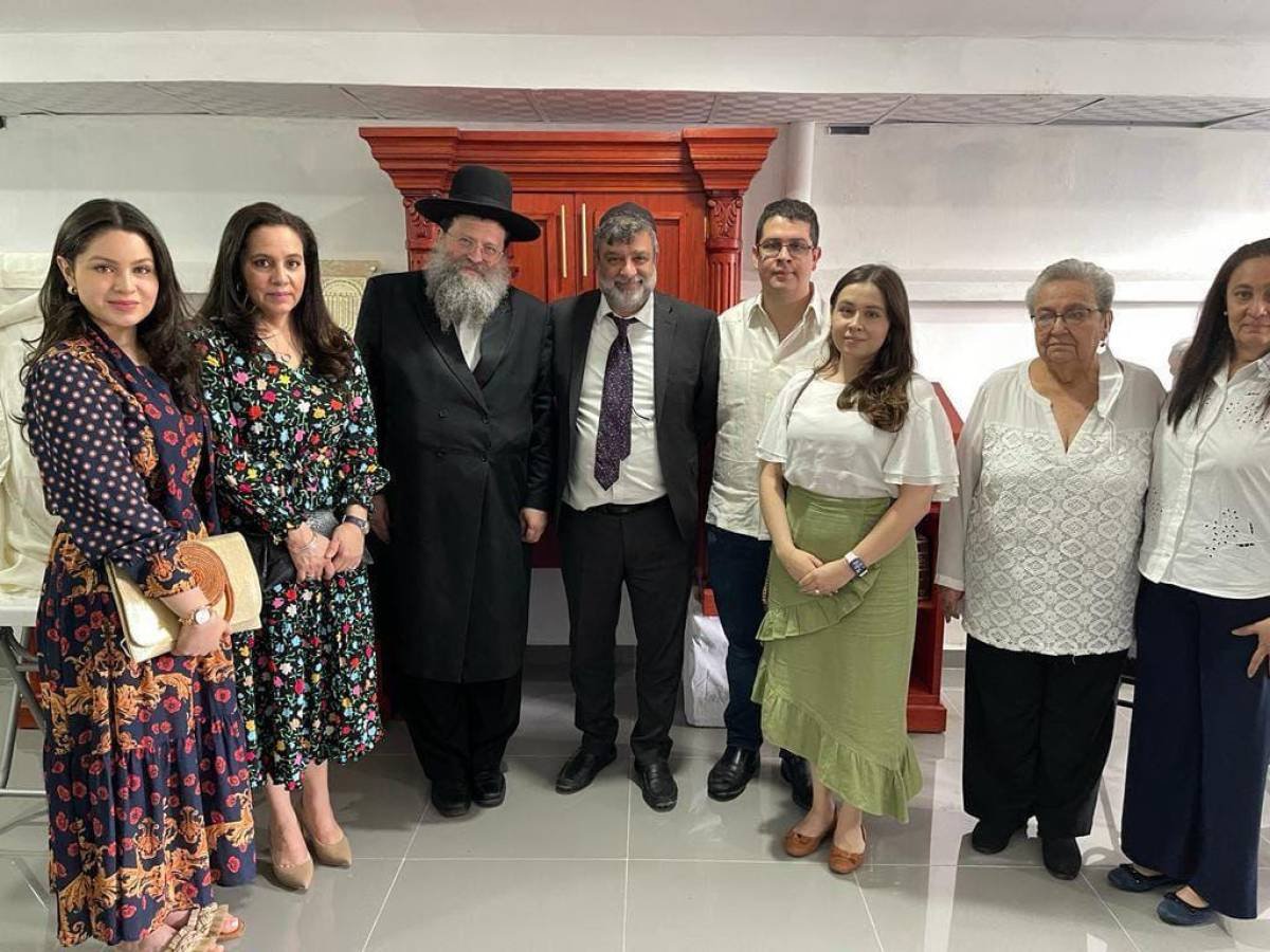 familia judia en la sinagoga