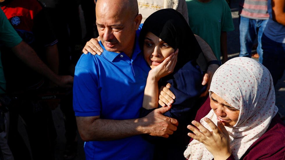 familia judia recibiendo ayuda humanitaria