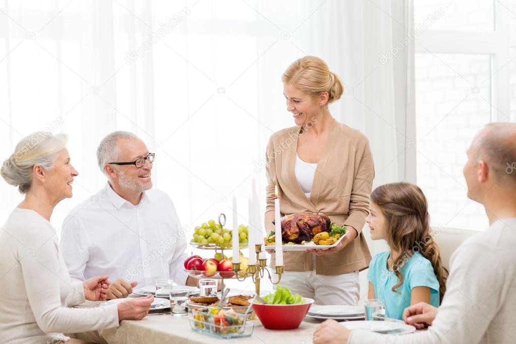 familia sonriendo en una casa vacacional