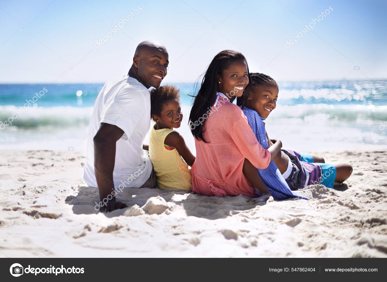 familias disfrutando de la playa juntos