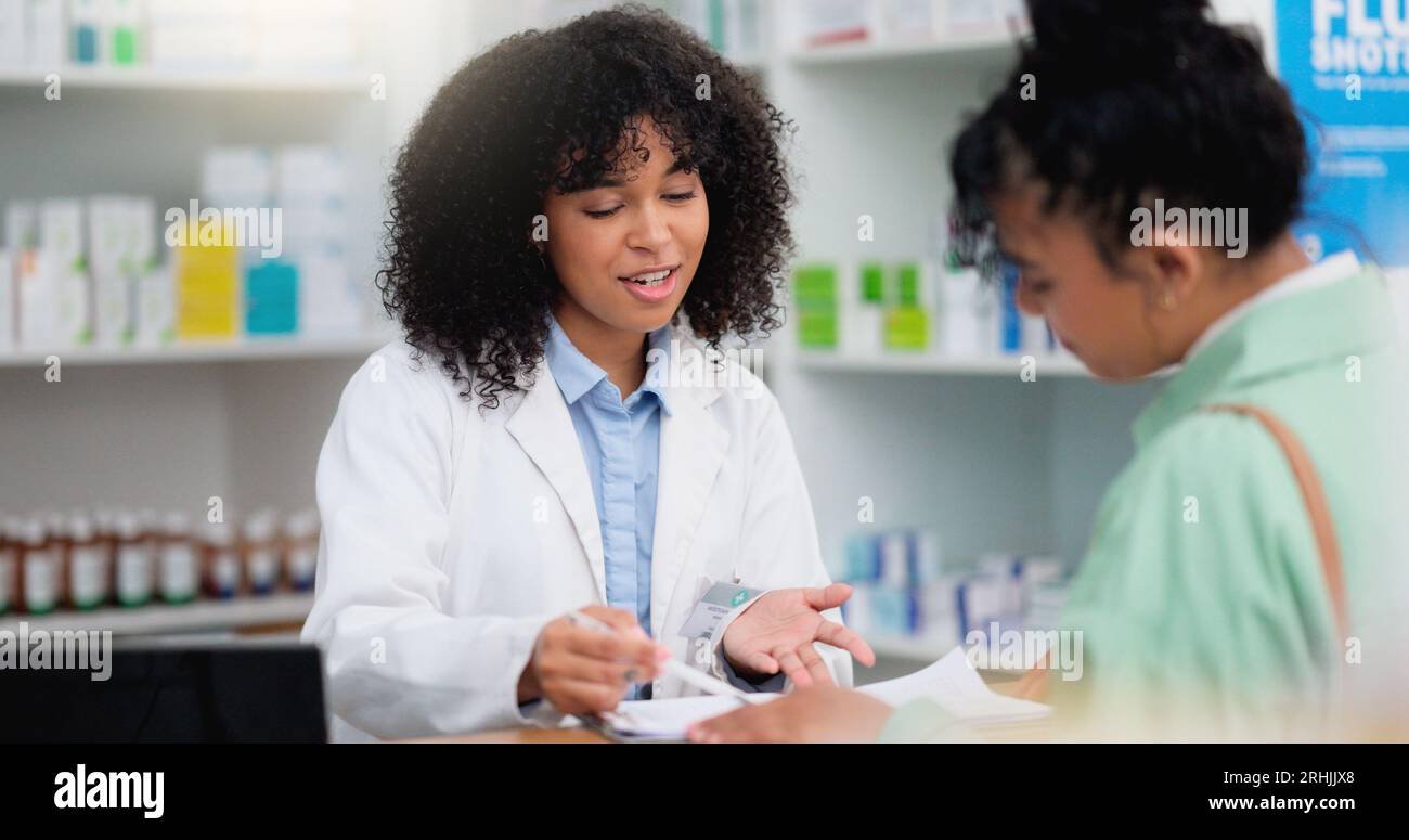farmaceutico ayudando a un cliente en la farmacia