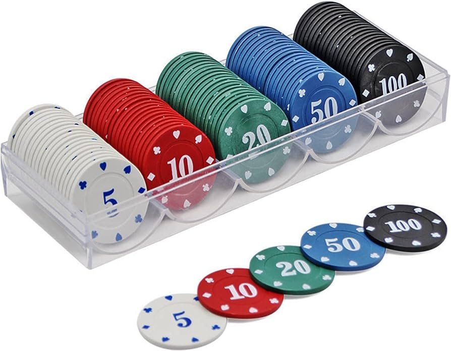 fichas de casino sobre mesa de juego