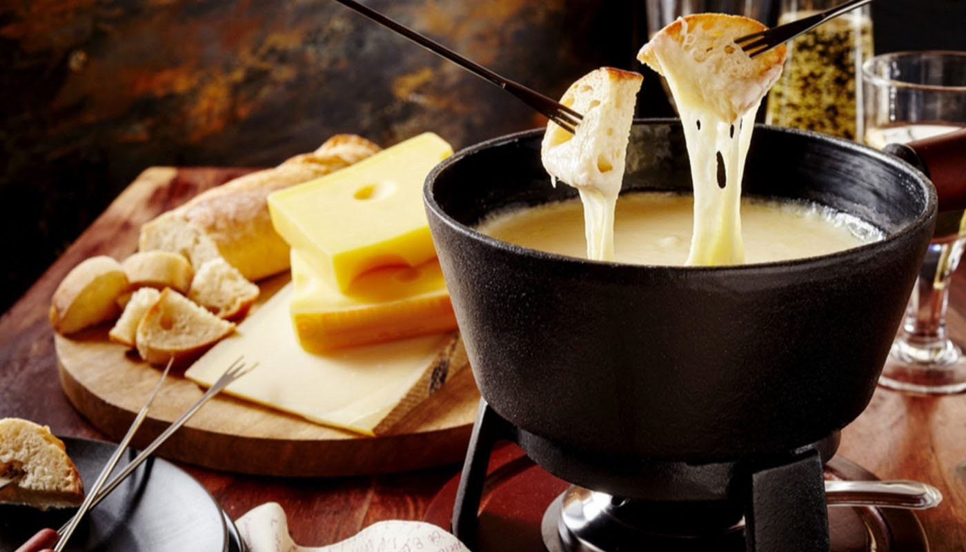 fondue de queso con variedad de ingredientes