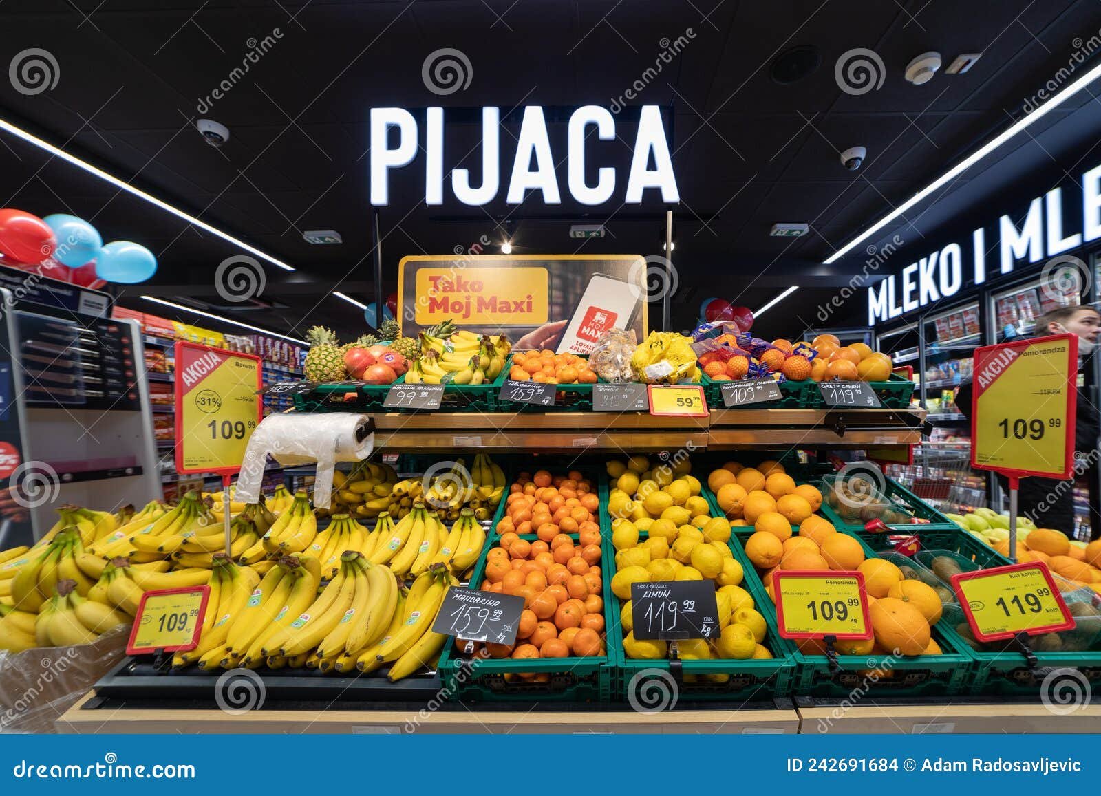 frutas frescas en el supermercado local