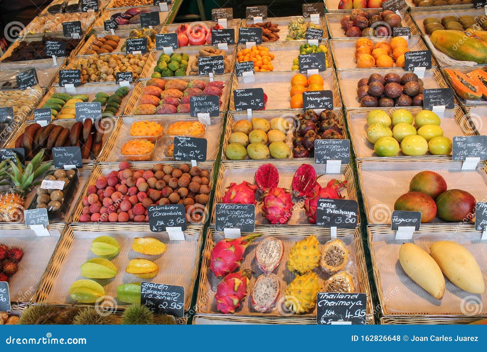 frutas frescas en un mercado local