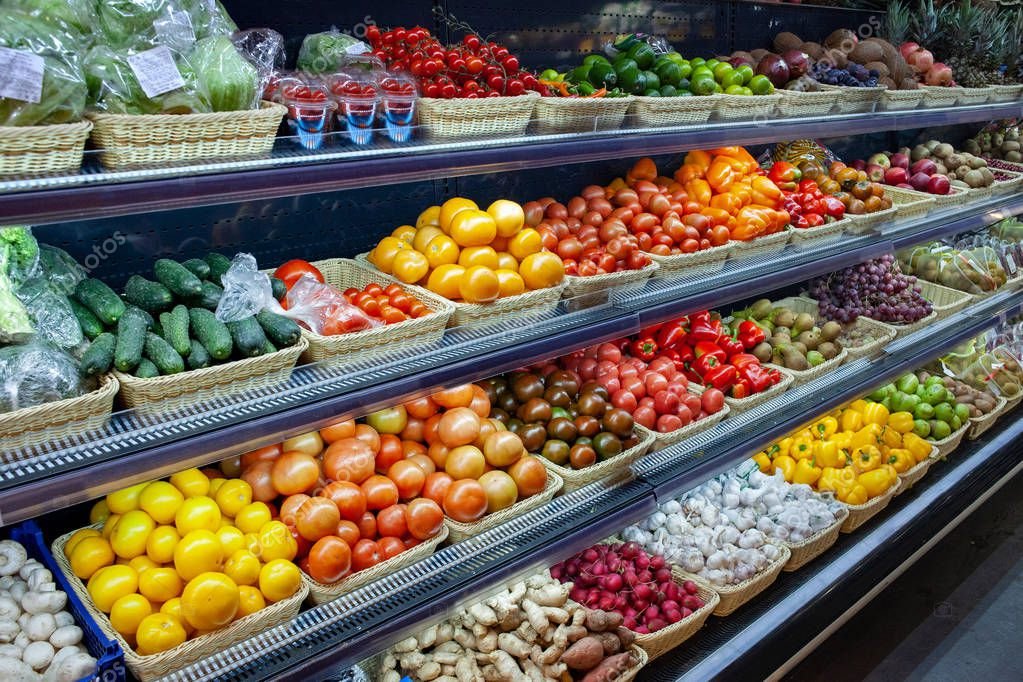 frutas y verduras organicas frescas en supermercado