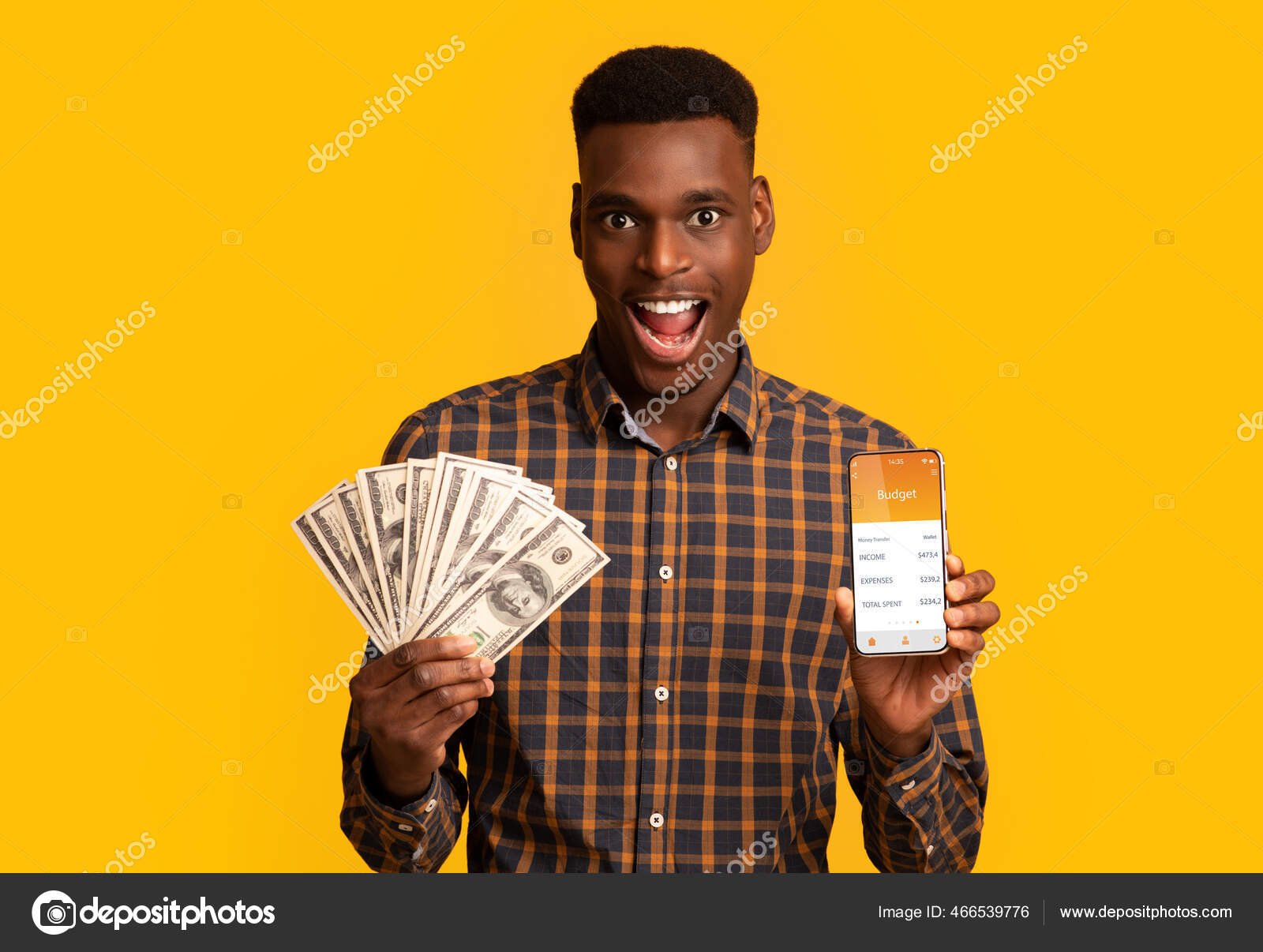 ganador emocionado mostrando su premio en linea