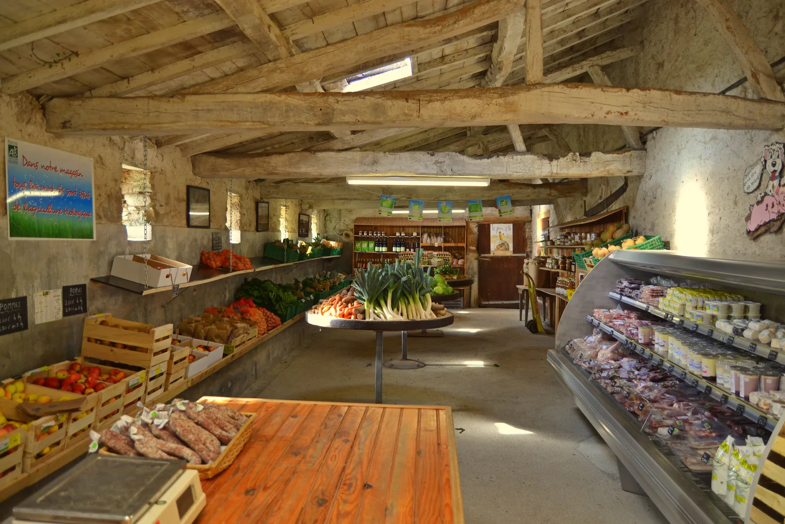 granja con tienda de suministros agricolas