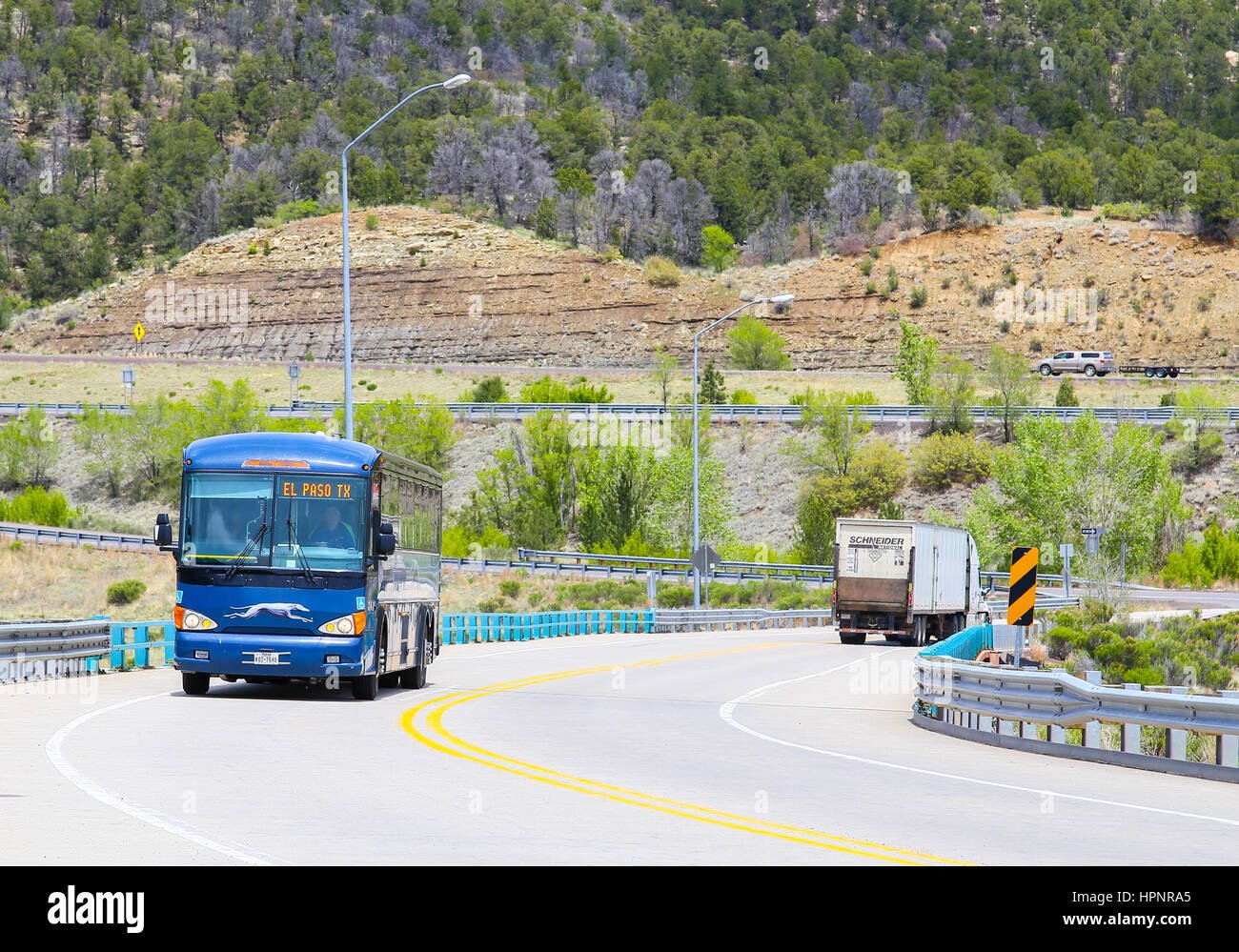 greyhound bus viajando por paisajes americanos