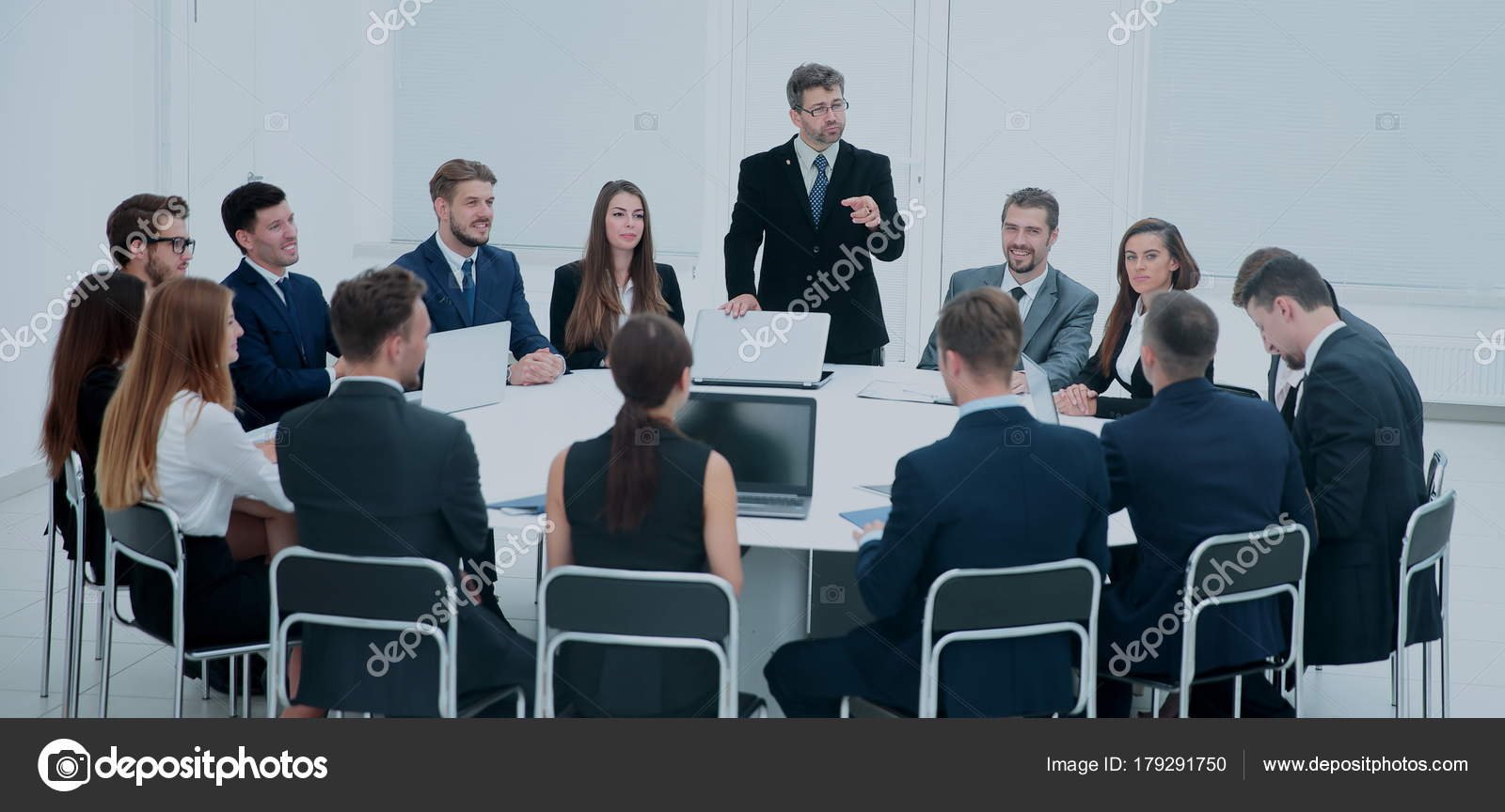 grupo de inversores discutiendo en seminario