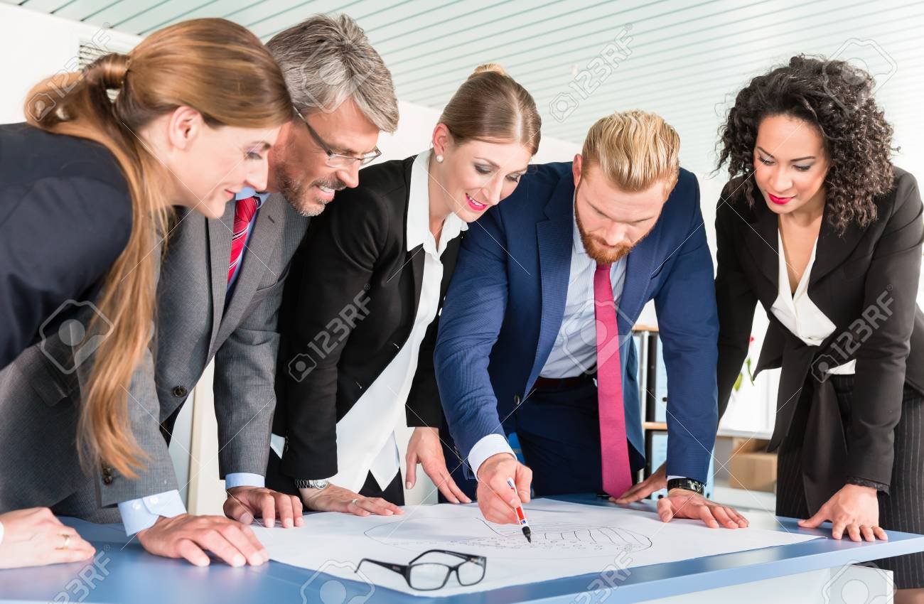 grupo de personas analizando graficos financieros juntos 1