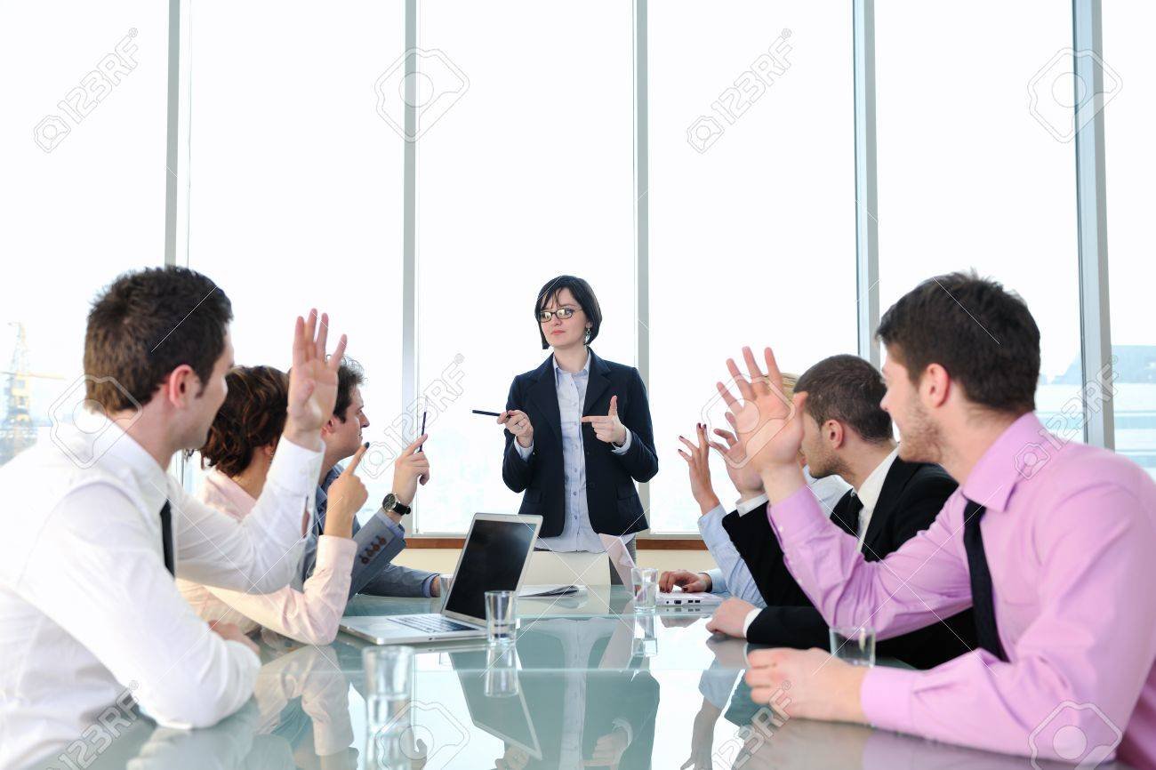 grupo de personas discutiendo en una sala 1