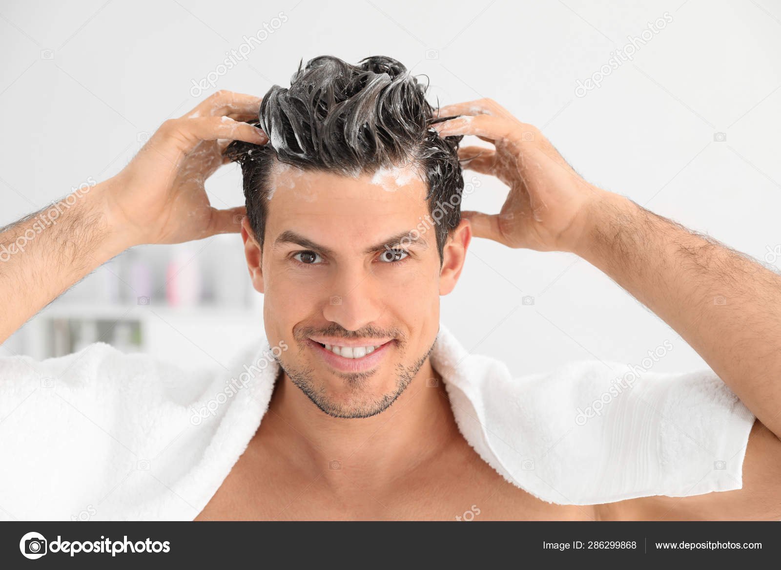 hombre aplicando champu para tenir cabello