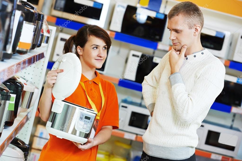 hombre feliz comprando electrodomesticos en tienda