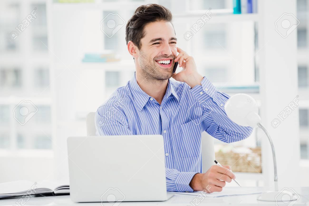 hombre llamando por telefono a una oficina
