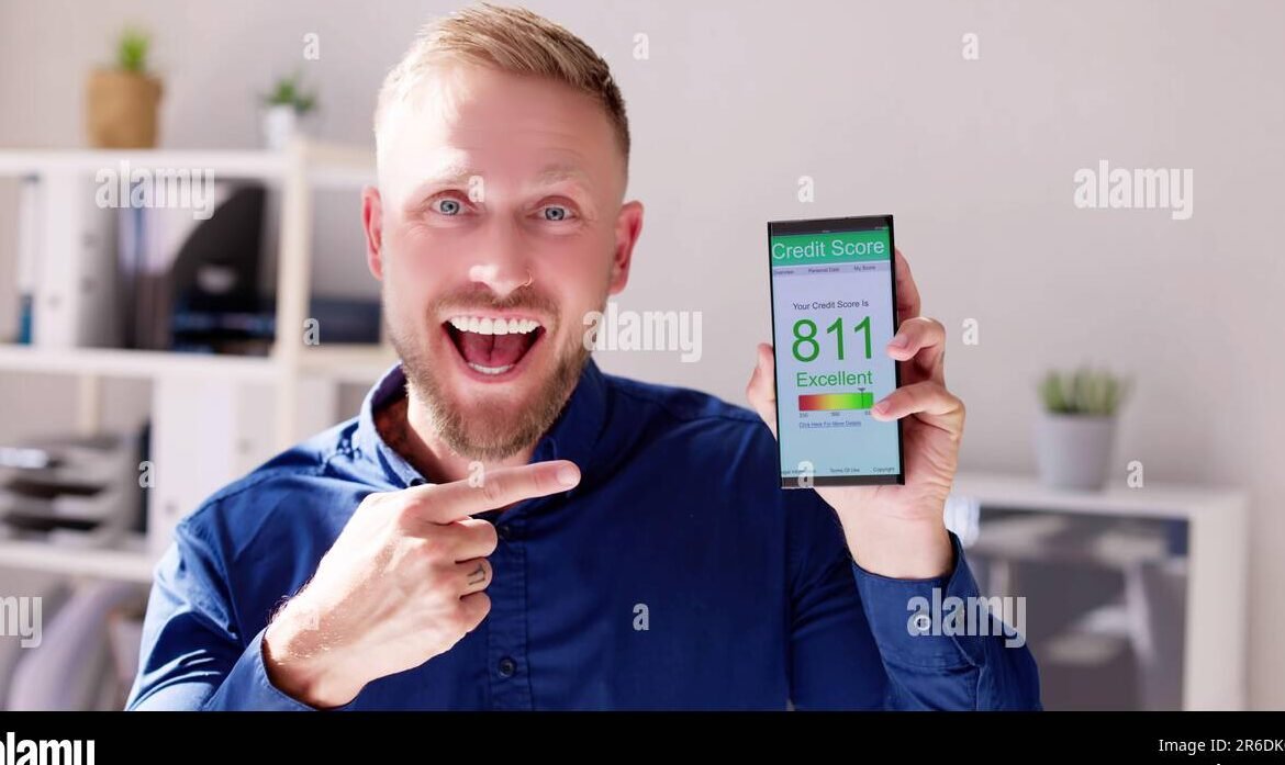 hombre revisando informe de credito en linea
