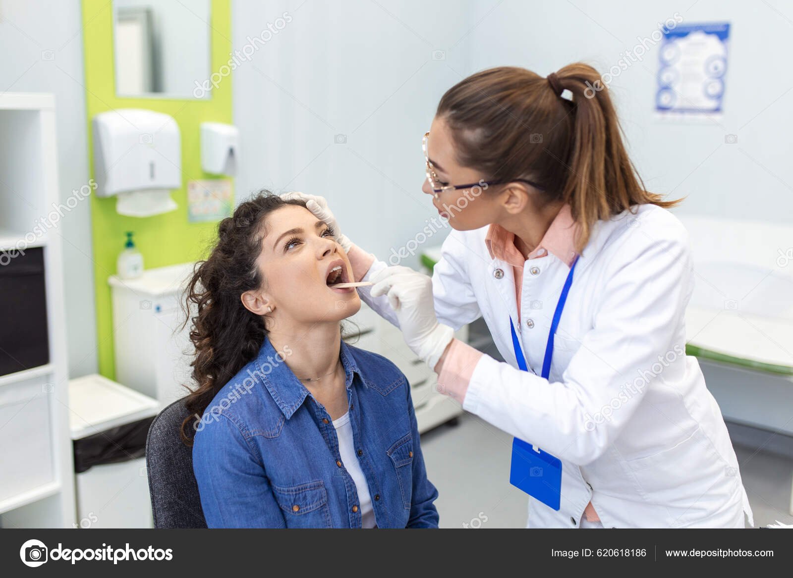 imagen de medico realizando prueba de estreptococo