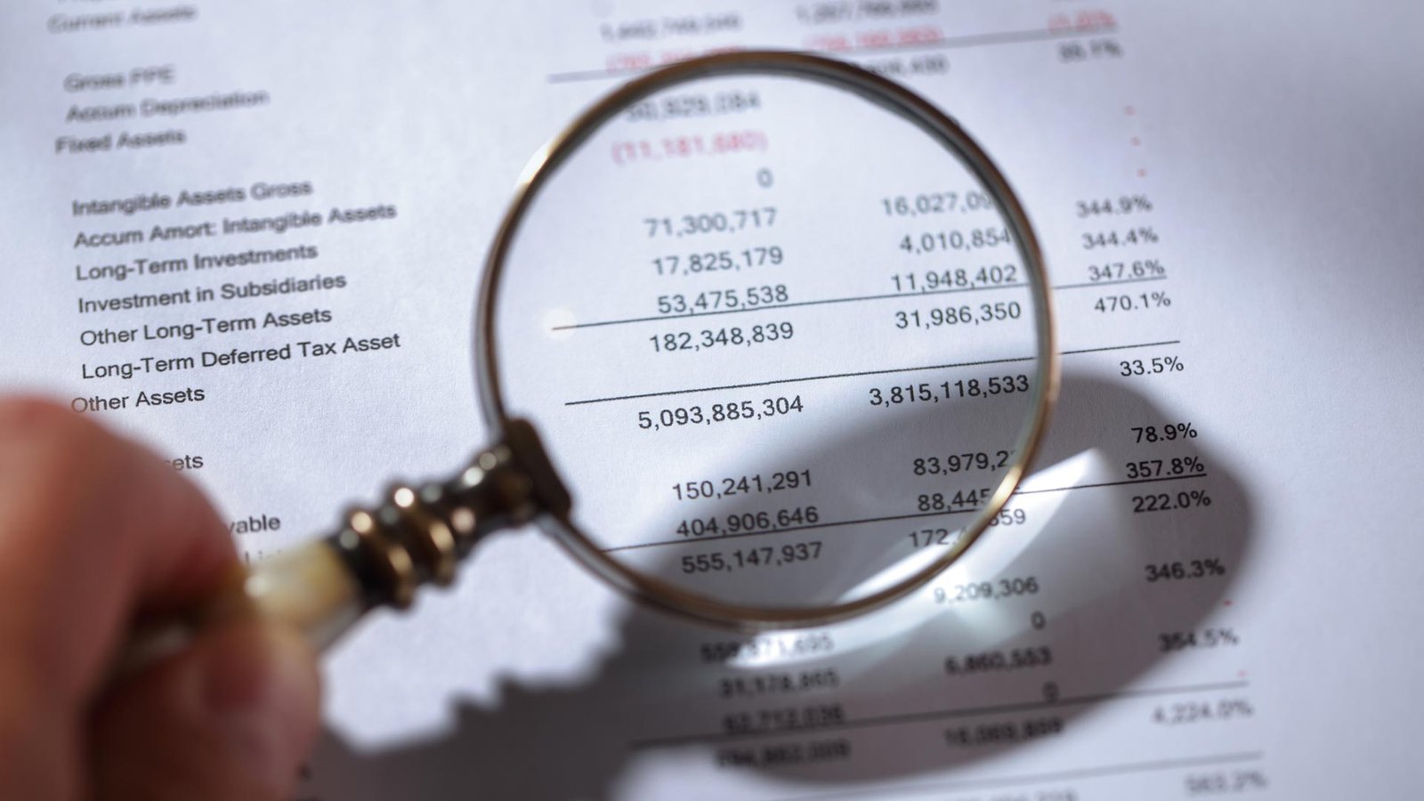 imagen de persona revisando estado de cuenta