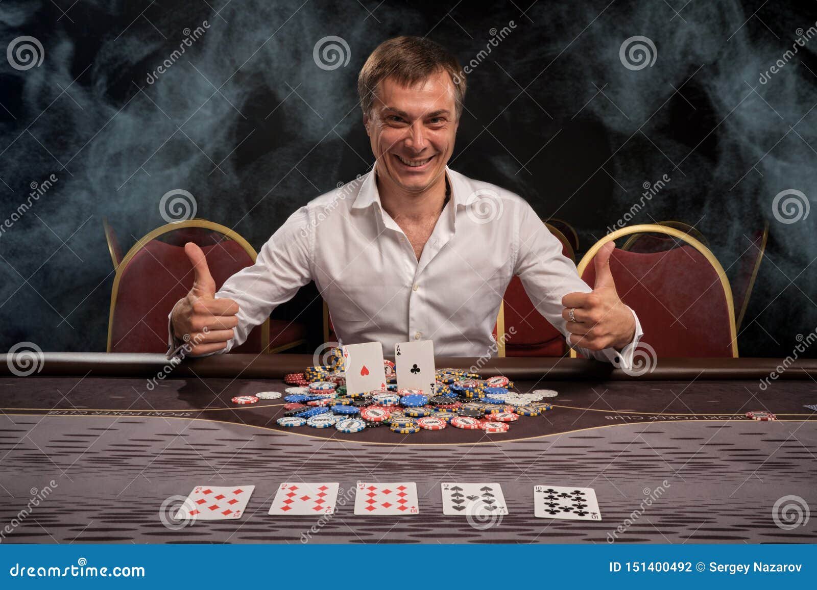 imagen de personas jugando emocionadas en casino