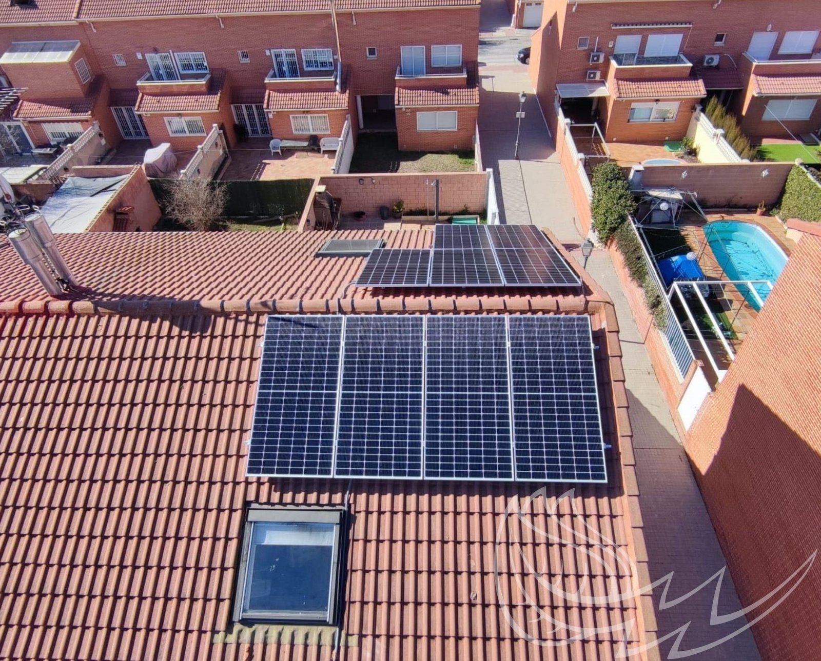 instalacion de paneles solares en tejado residencial