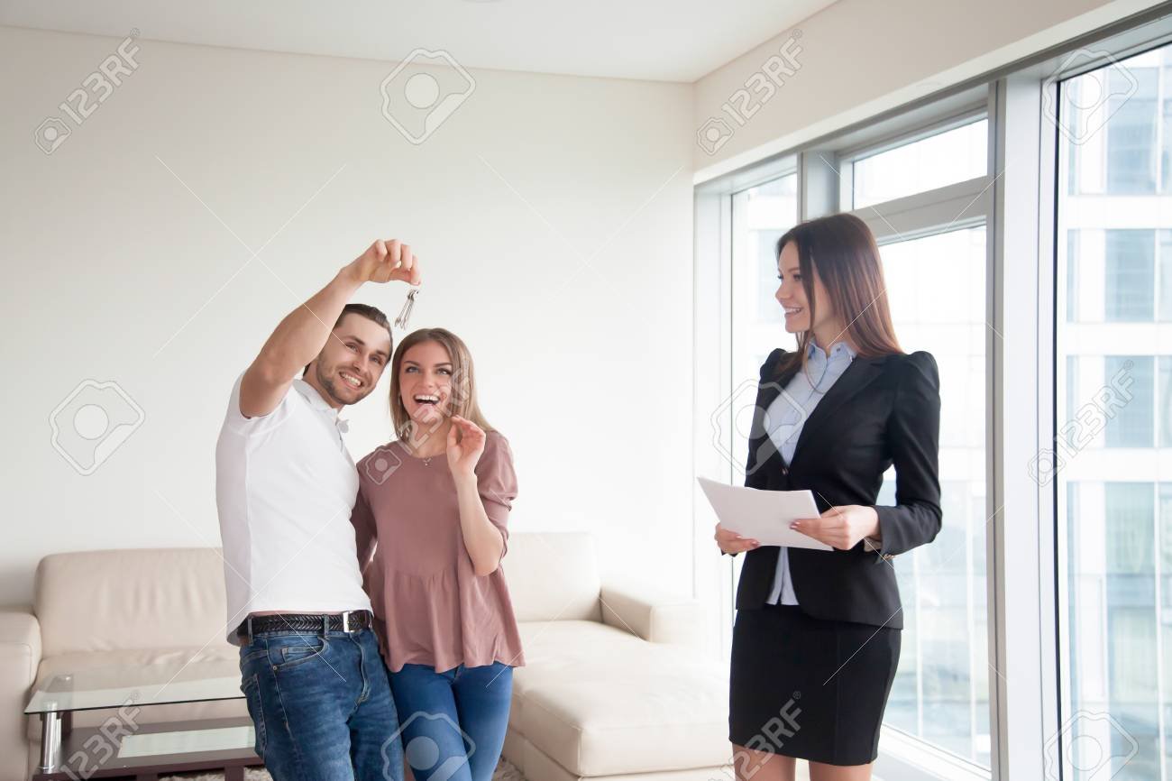 joven pareja feliz comprando su primera casa 1