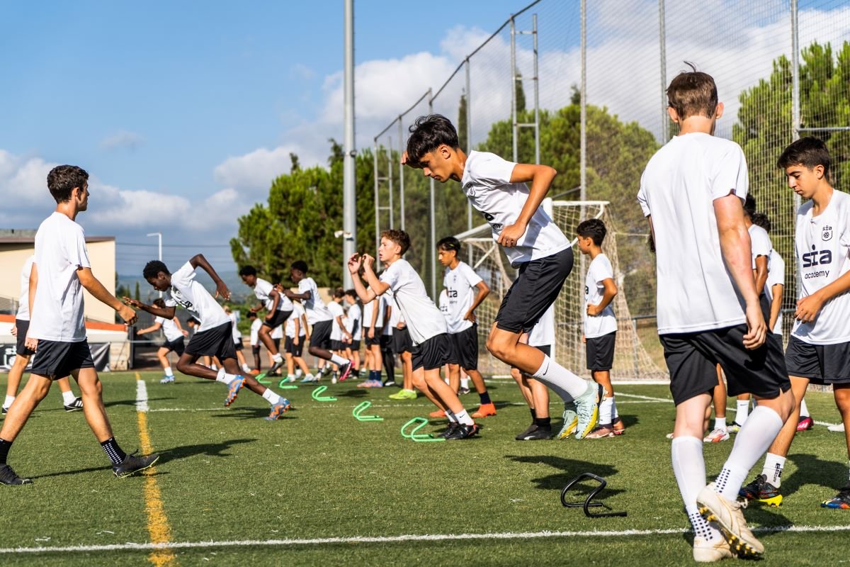 jovenes futbolistas entrenando en academia de elite
