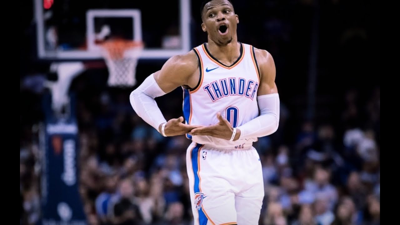 jugador de baloncesto celebrando una canasta