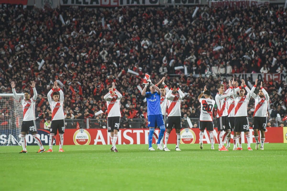 jugadores emocionados disfrutando de bonificaciones