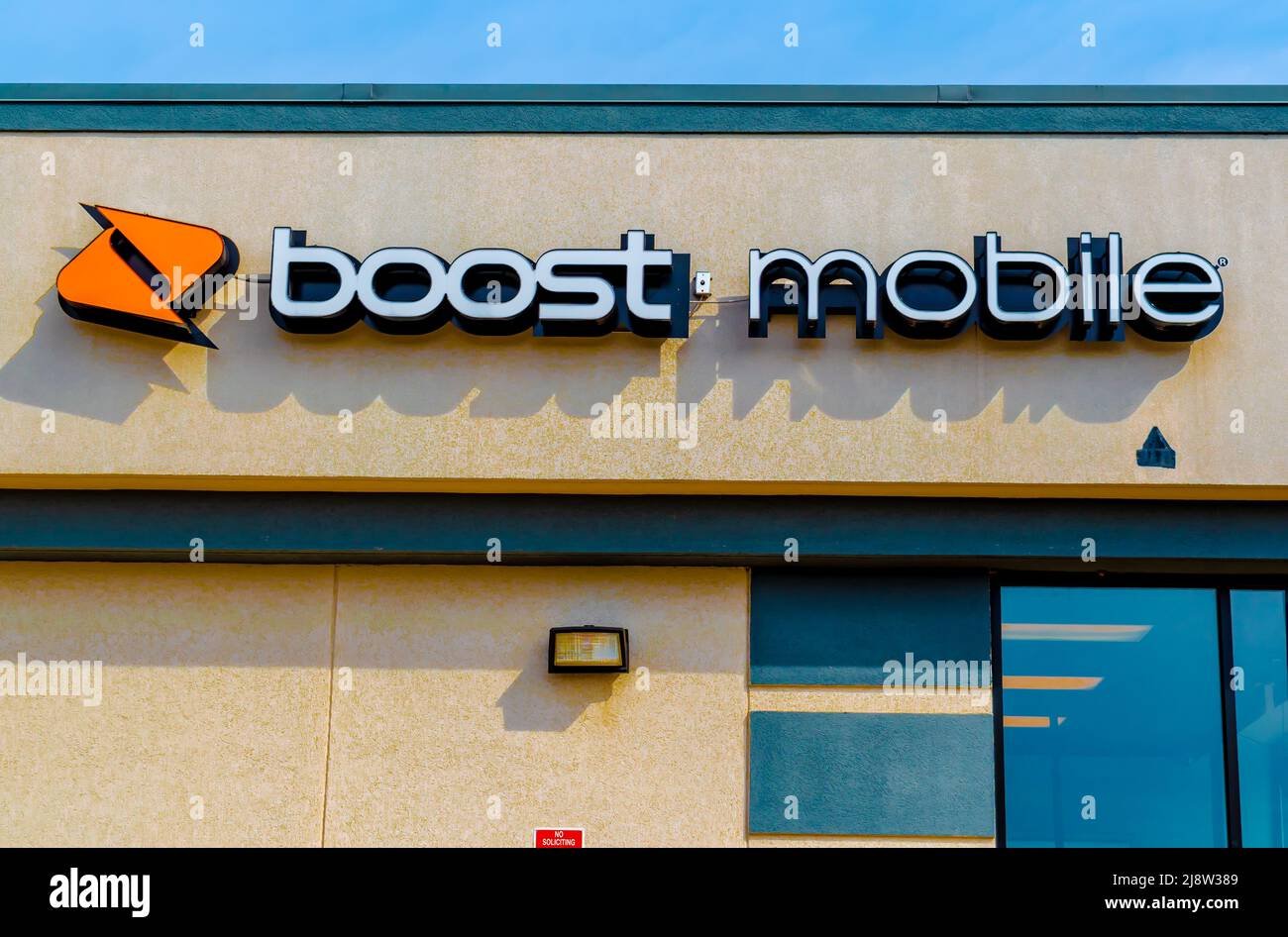 logo de boost mobile company