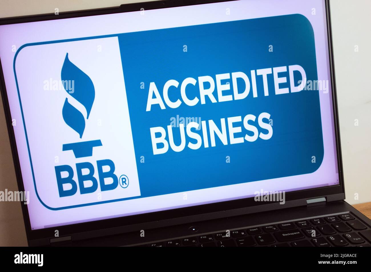 logo del better business bureau en pantalla