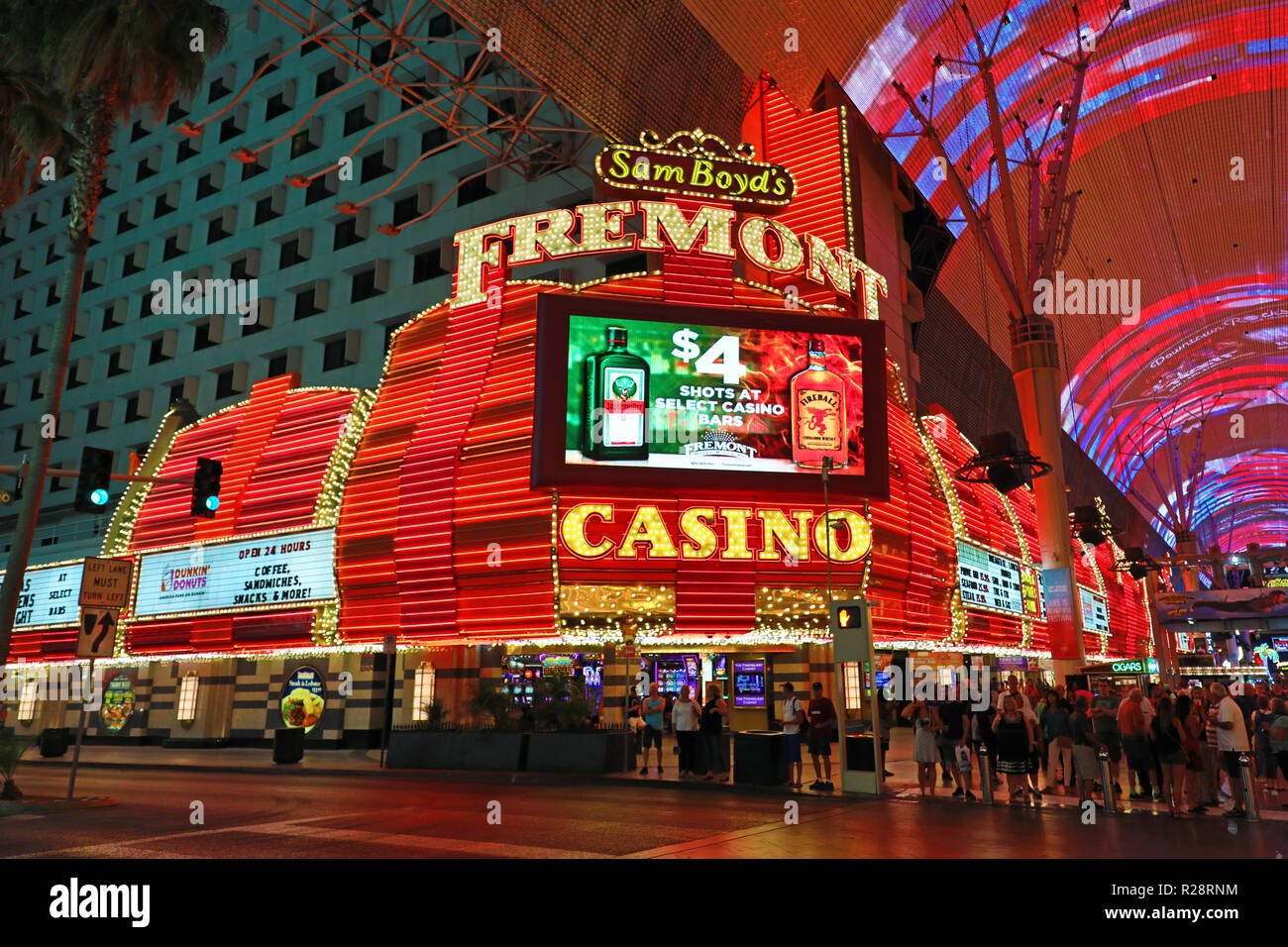 luces brillantes de un casino de noche 2