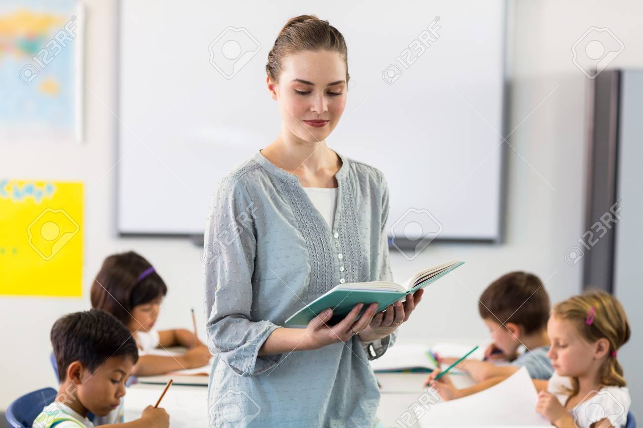maestra ensenando a estudiantes en aula